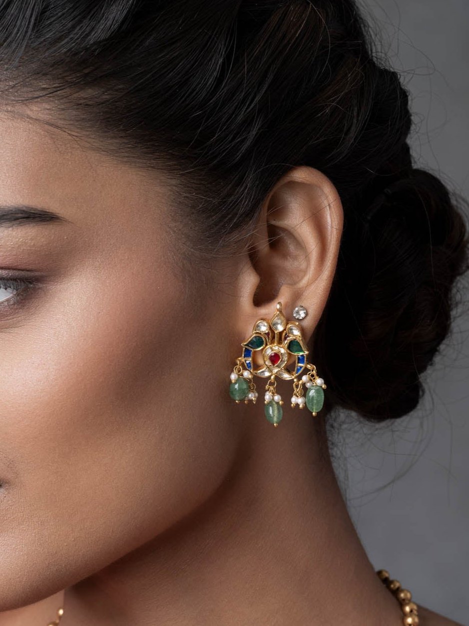 Eye-catching Gracefull goldtoned Pendant Silver Necklace