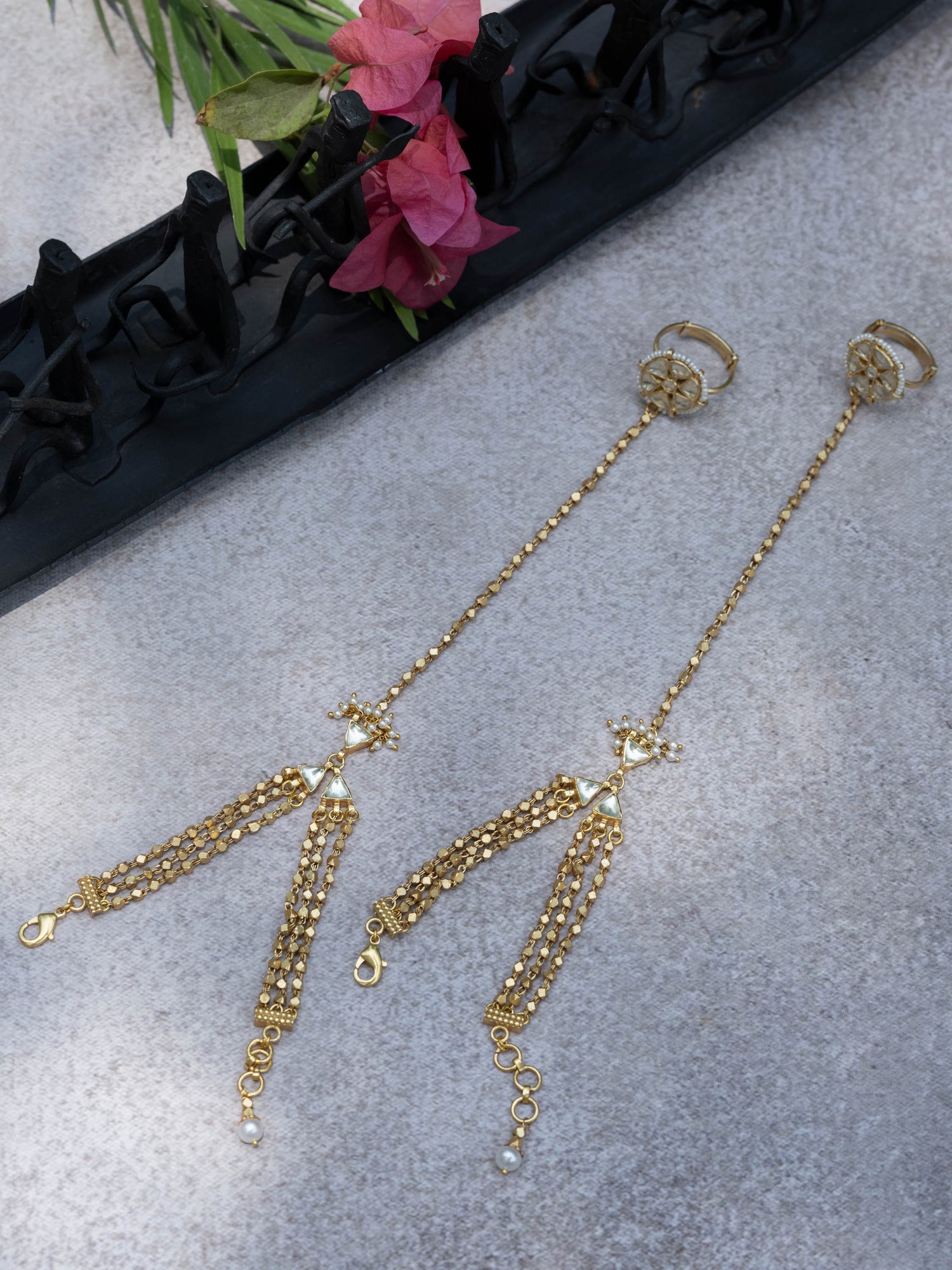 Elegant Gold Toned Silver HathPhool