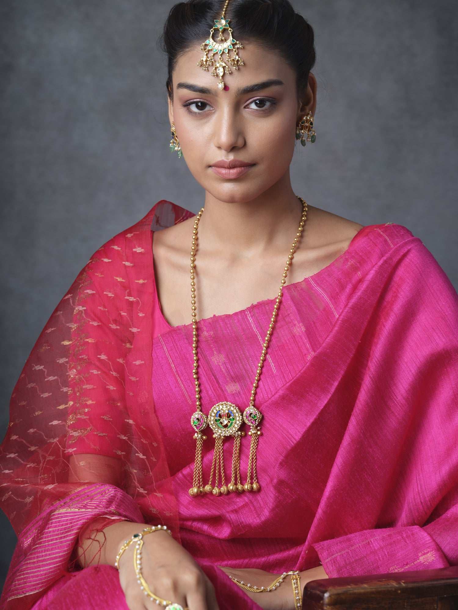 Eye-catching Gracefull goldtoned Pendant Silver Necklace