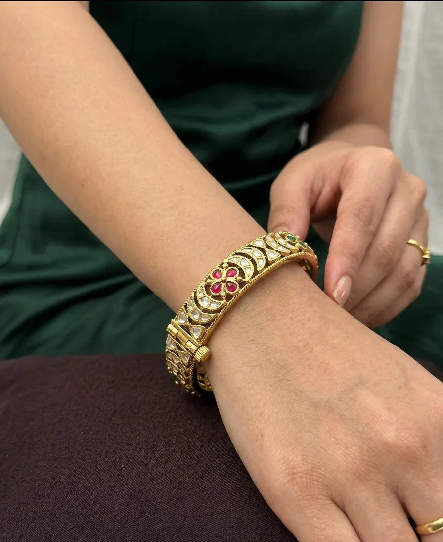 Jadtar Sovereign Bangle - Gold