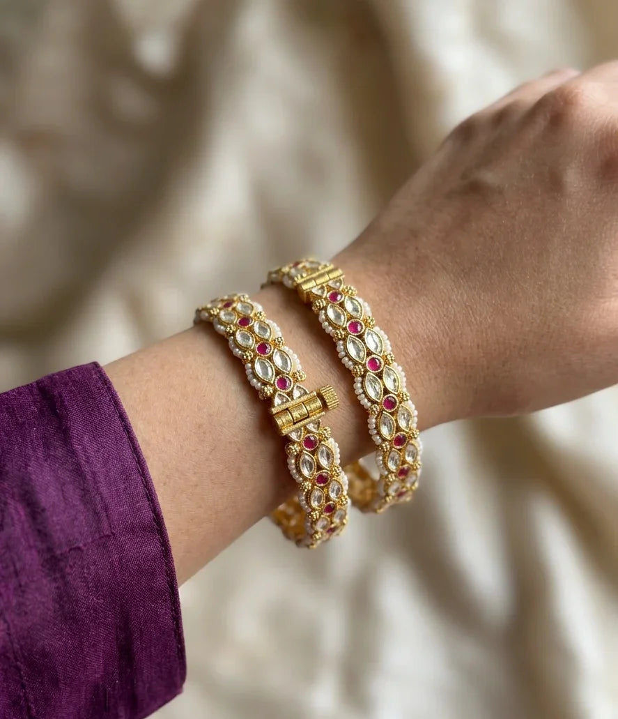 Jadtar Shine Bangle - Gold
