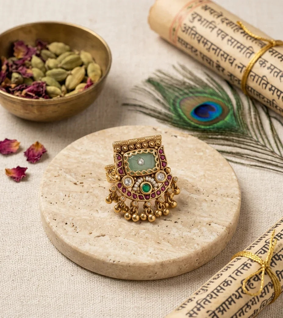 Graceful Jadau Ring – Gold