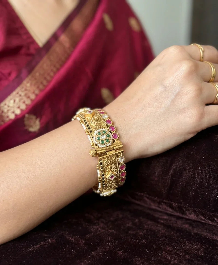 Jadtar Majesty Bangle - Gold