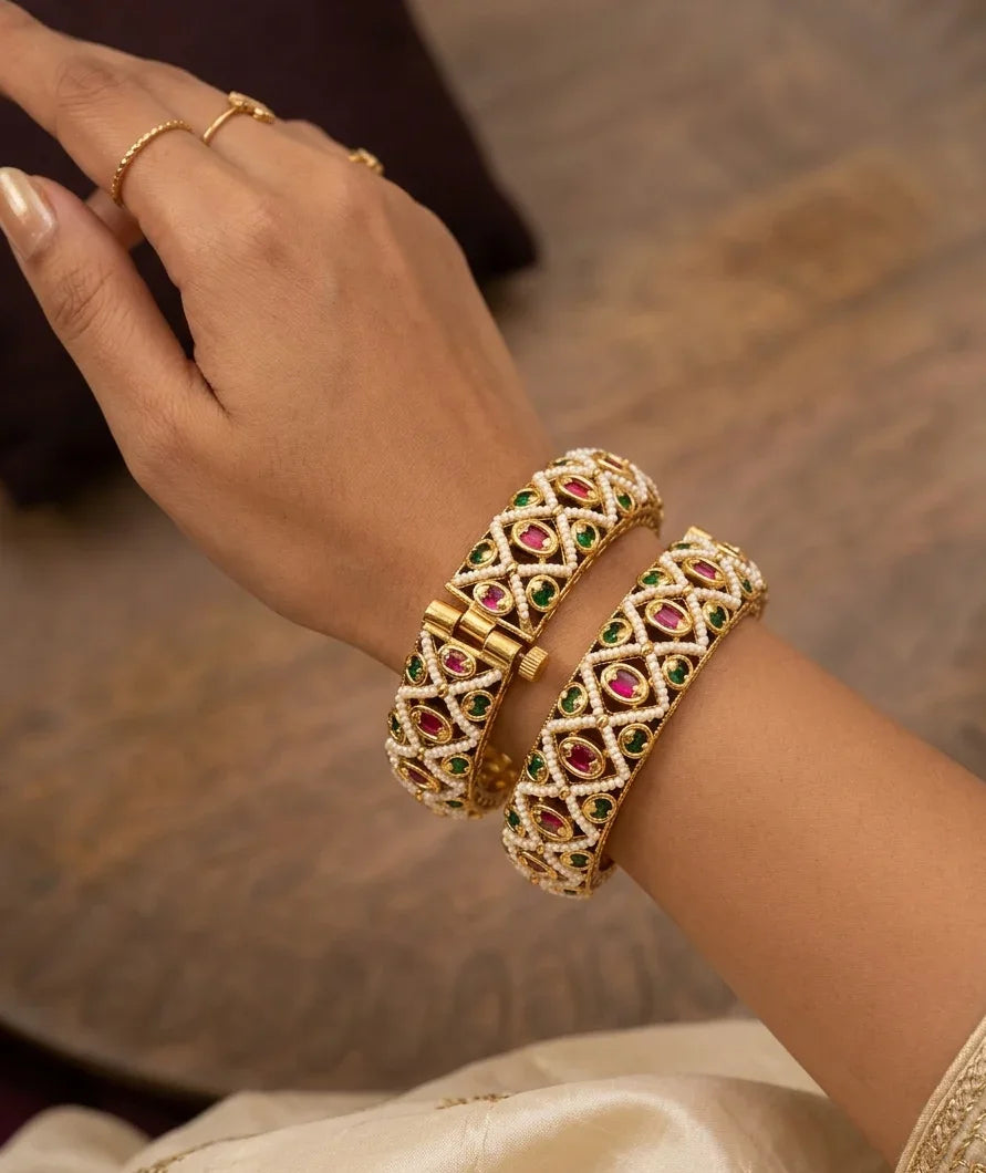 Jadtar Elegance Bangle - Gold