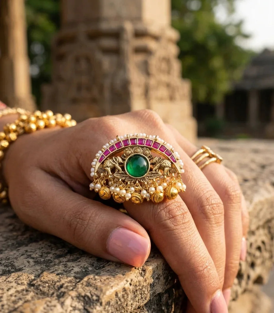 Elegant Jadau Statement Ring – Gold