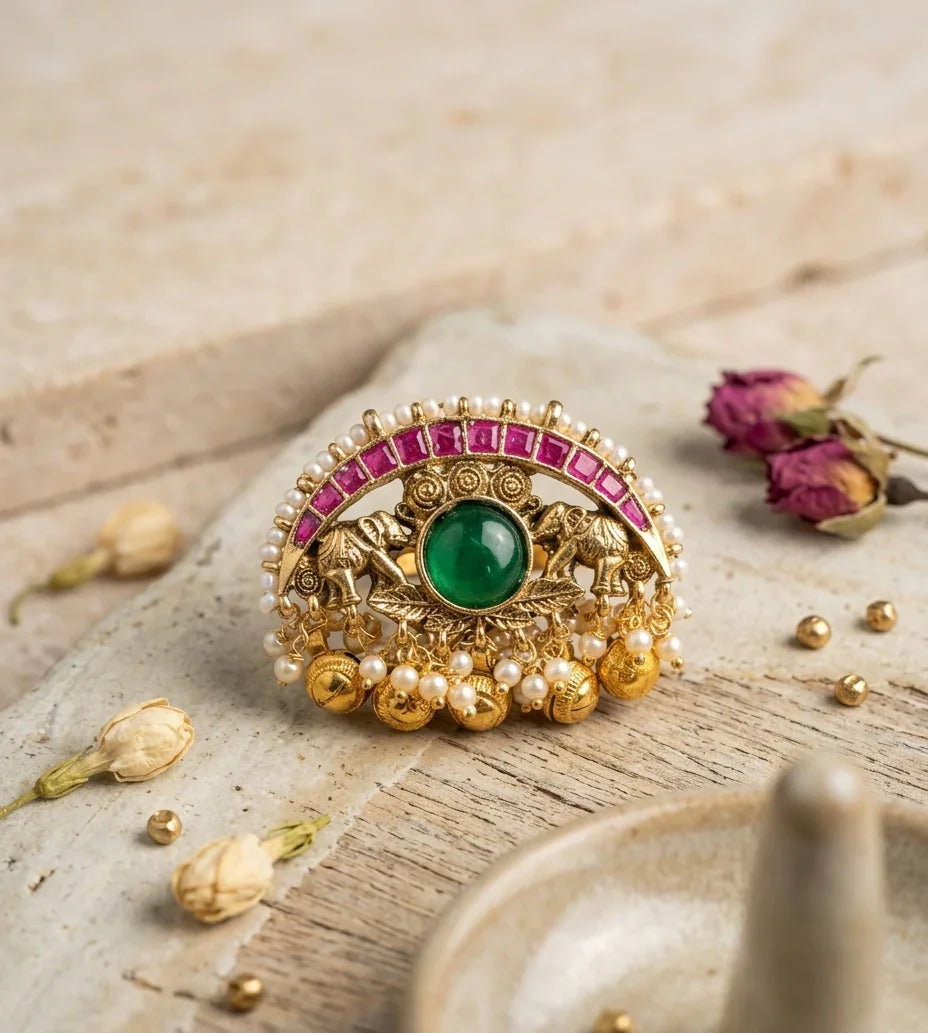 Elegant Jadau Statement Ring – Gold