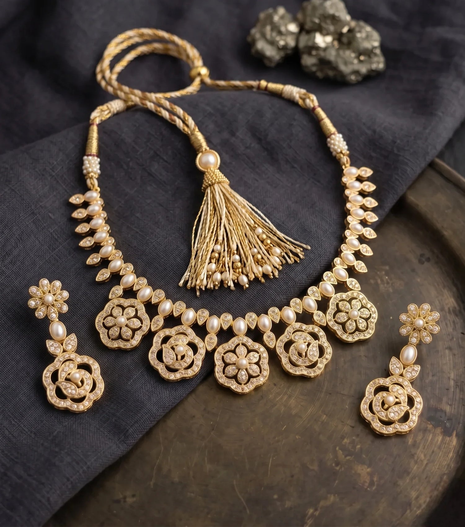 Moti Hasli Short Necklace Set – Gold