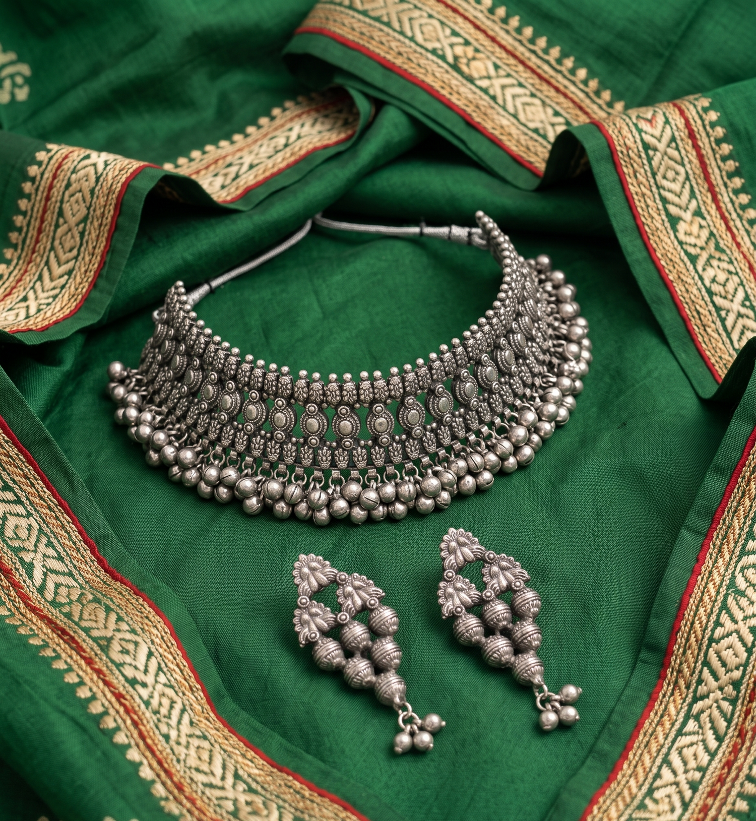 Modern Silver Choker Necklace Set
