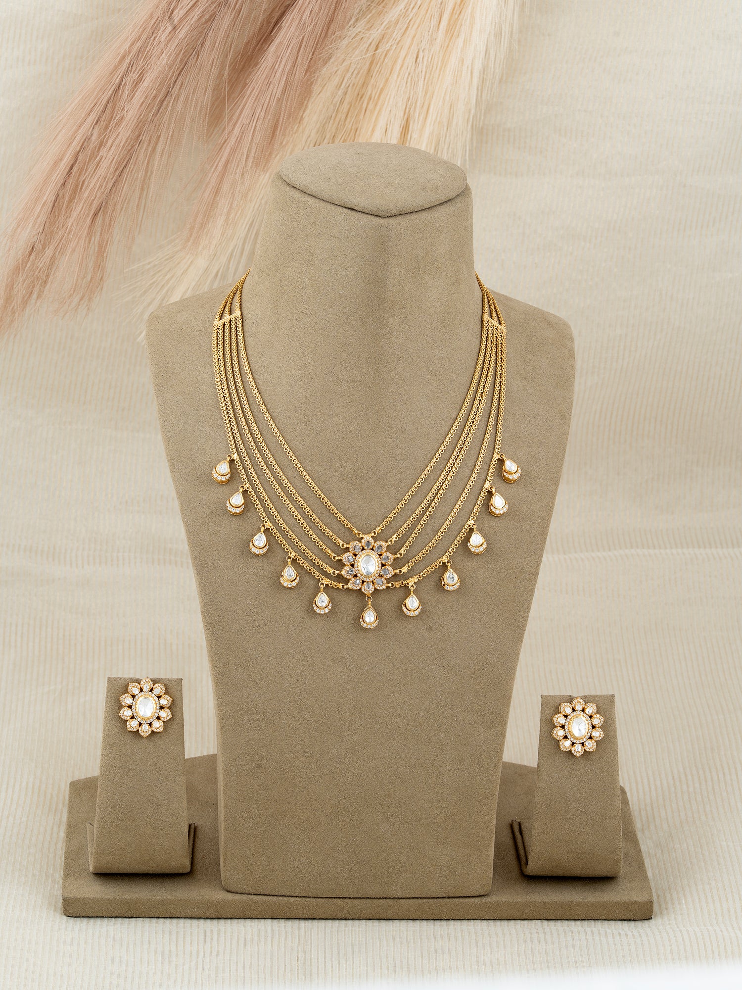 Taruvi Necklace Set
