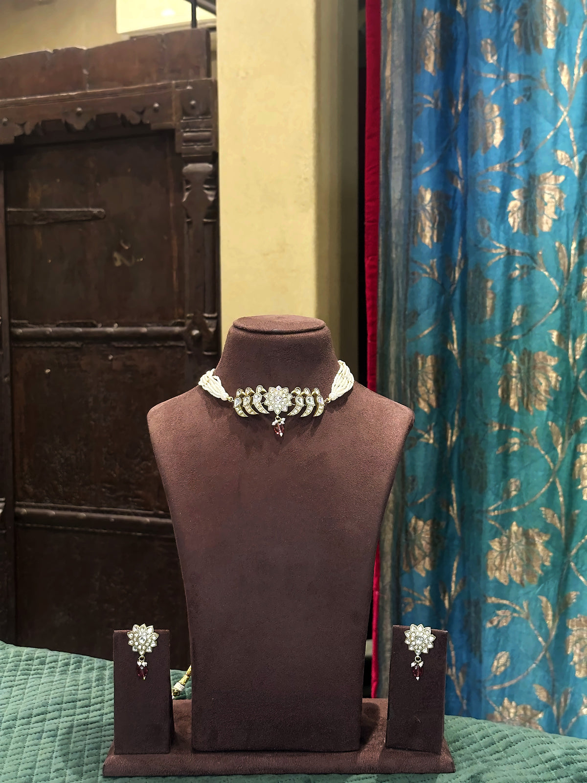 Jadtar Kundan pendant moti choker with matching earrings on black velvet bust – Studio Gulabi 926HAI087