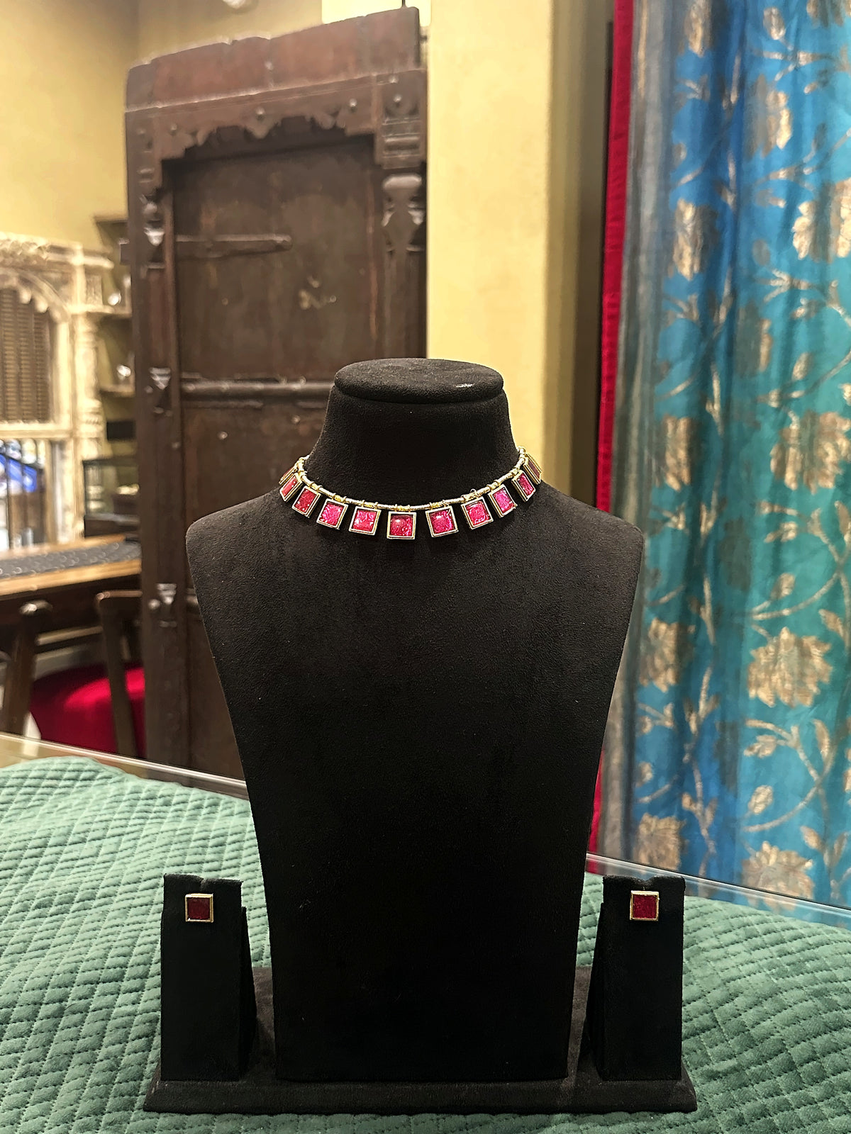 Jadtar pink stone choker necklace with matching earrings on black velvet bust – Studio Gulabi 926HAI081